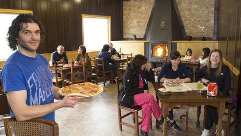 Ián Fernández, un joven de A Fonsagrada que tras trabajar en un hotel de Suiza montó una pizzería en A Fonsagrada