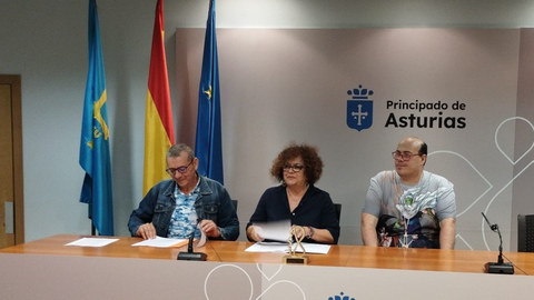 El presidente de la Mesa del Tercer Sector, V�ctor Garc�a, la consejera Marta del Arco y Fernando Pe�a.