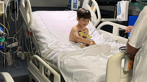 Carlitos, durante uno de sus ingresos en el HUCA