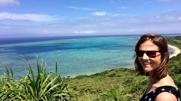 Ángela Ares Pita, en una playa de la isla japonesa de Okinawa, donde trabaja para un centro de investigación desde hace cuatro años