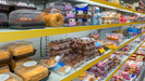 La zona de pasteles refrigerados en un supermercado. Imagen de ultraprocesados.