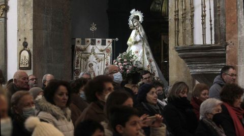 La imagen de la Virgen de Montserrat, en la misa de este 3 de febrero en la iglesia de A Régoa