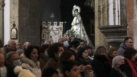 La imagen de la Virgen de Montserrat, en la misa de este 3 de febrero en la iglesia de A Rgoa