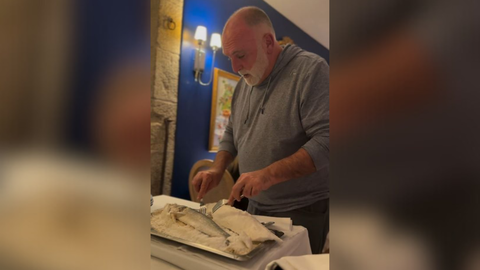 El chef José Andrés limpiando la lubina en el restaurante de A Quinta da Auga.