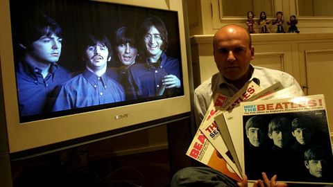Jos Manuel Baltar mostrando su coleccin de los Beatles, en el ao 2001