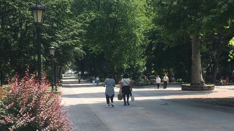 Dos mujeres, con las bolsas para comer el bollo en el parque San Francisco