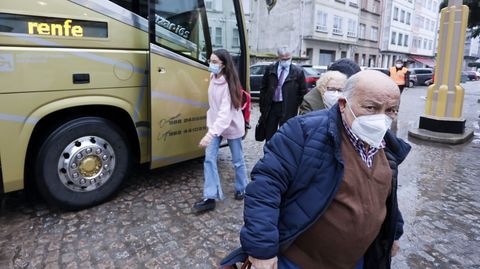 Un grupo de viajeros se bajan este martes en la estación de Monforte del autobús que los trajo desde Ourense