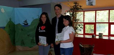Ana Soutullo y Andrea Padín recogieron ayer los premios de fotografía ambiental de O Grove.