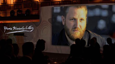 Momento de la proyección del vídeo de David Beriain en el acto de entrega del Premio Fernández Latorre.  