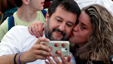 Matteo Salvini se hace un selfi con una entusiasta simpatizante de la Liga