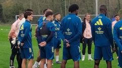 Lemos, en el centro junto a Carrin, antes del entrenamiento del Real Oviedo