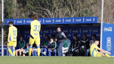 Emilio Ca�edo da �rdenes durante un encuentro