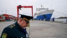 Un oficial de aduanas ruso, en el puerto comercial de Baltiysk, en la regin de Kaliningrado.