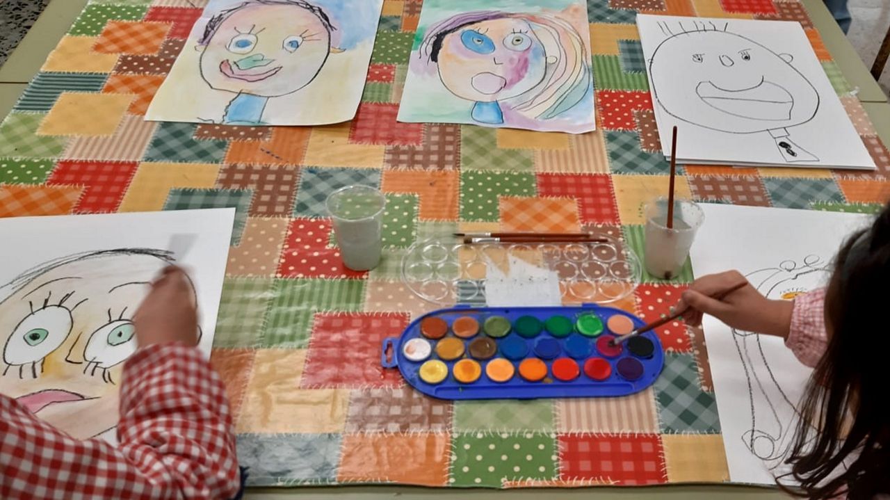<span lang= gl >Alumnos da Escola de Educaci�n Infantil San Roque, de Viveiro,�experimentan a grafoescritura a trav�s do movemento e da creaci�n art�stica co programa Rede Planea</span>