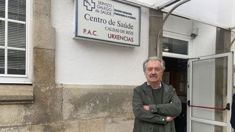 Juan Manuel Rey, alcalde de Caldas, delante al PAC y del centro de salud, ubicado en el paseo de Román López