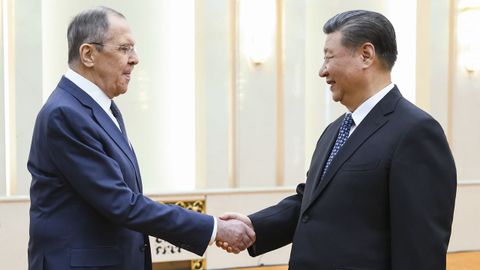 Xi Jinping con el ministro de Exteriores ruso, Sergui Lavrov.