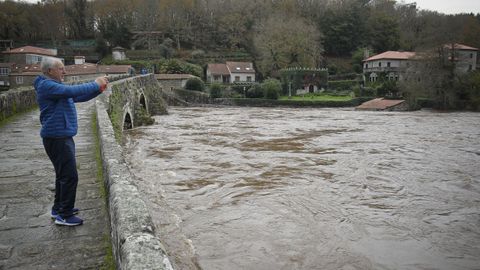 Crecida del ro Tambre a su paso por Ponte Maceira en Negreira. 