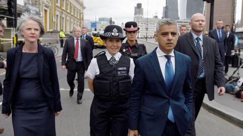 El alcalde de Londres, Sadiq Khan, visita la escena de los ataques junto a la comisaria de la Polica Metropolitana Cressida Dick