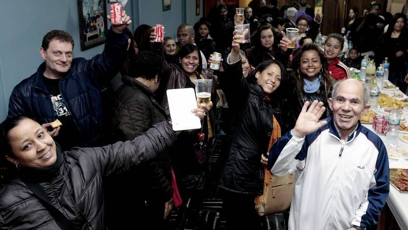 El aparato cay� muy cerca de la valla que cierra el recinto de la factor�a cementera.