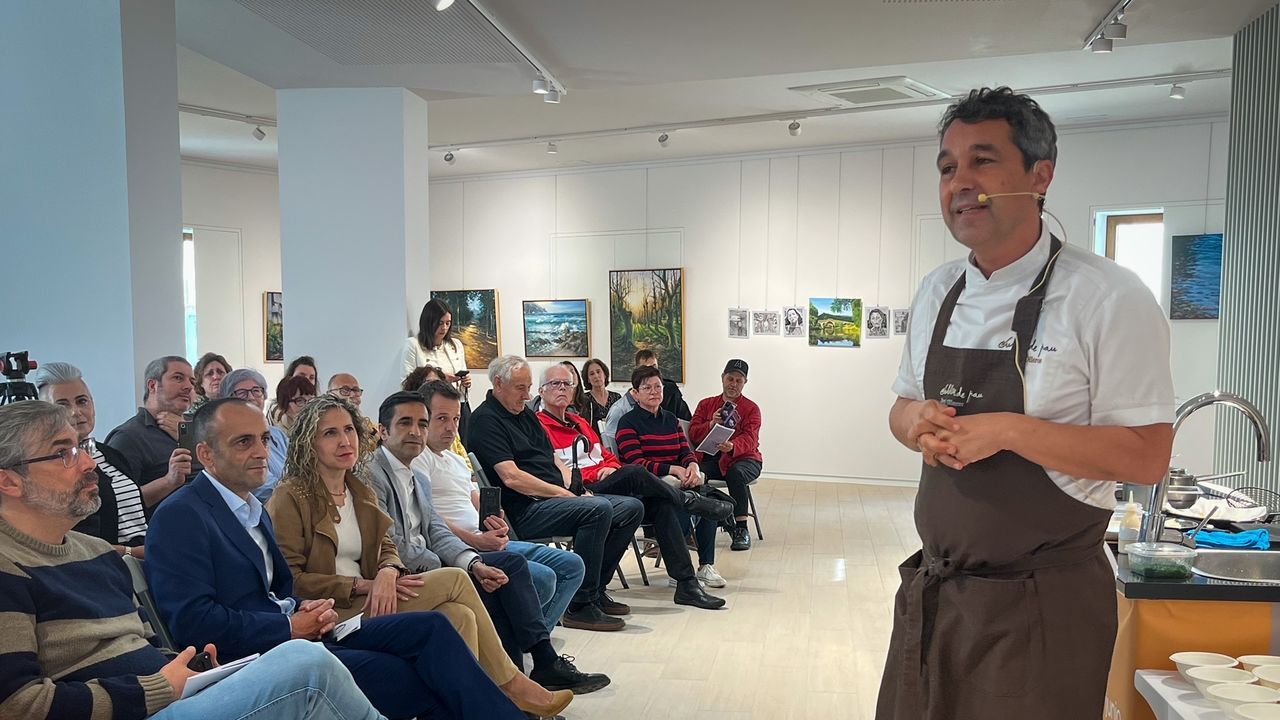Entrevista con Kin Martínez, codirector de O Son do Camiño.En la imagen, Javier Olleros durante la demostración gastronómica. 