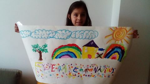 Mara Eduarda con su dibujo