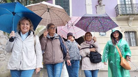 Jubiladas de Barcelona que están pasando unos días en las Rías Baixas, en el marco de una excusión en autobús.