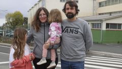 Lucía Formoso y su marido, Marcos Miján, con sus hijas, de 2 y 10 años, ayer junto al CPI Atios, en Valdoviño