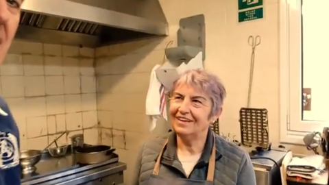 Mar�a Dolores, chef y due�a del restaurante que ayuda a las exmonjas en la elaboraci�n de platos tradicionales