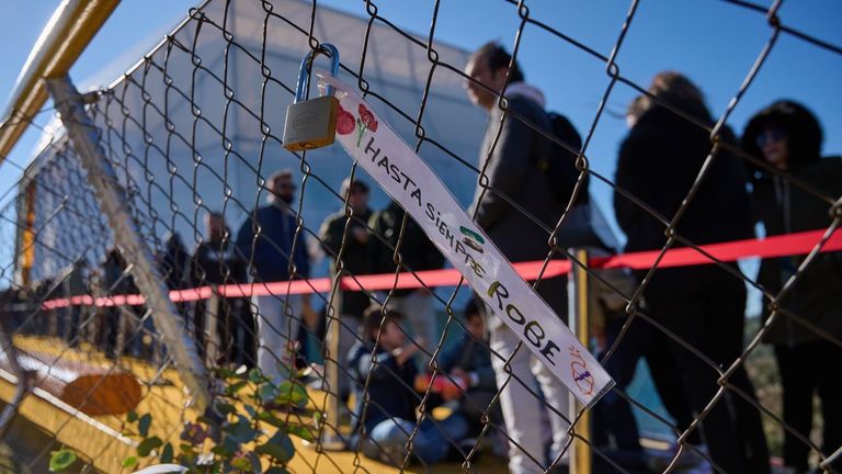 Miles de fans despiden a Robe Iniesta en Plasencia