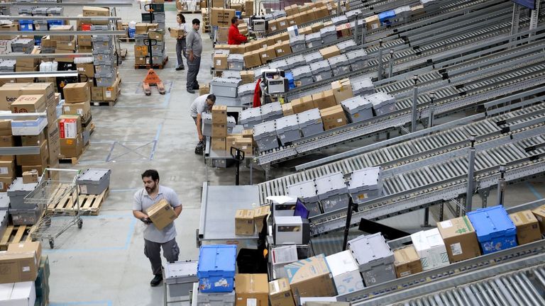 La plataforma sanitaria de Galicia: trece tráilers al día para suministrar productos al Sergas y 3.000 puntos de entrega