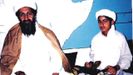 Bin Laden con su hijo Hamza, en una imagen fechada en 1994