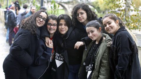 Estudiantes vestidas de negro en la cadena humana que unió este lunes los puentesnuevo y viejo en Monforte