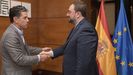 El presidente del Principado de Asturias, Adrin Barbn, recibe al nuevo propietario del Sporting, el mexicano Alejandro Irarragorri (i),