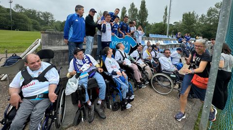 Alemao, Colombatto, Dani Calvo y Nacho Vidal, junto a los chicos y chicas de ASPACE