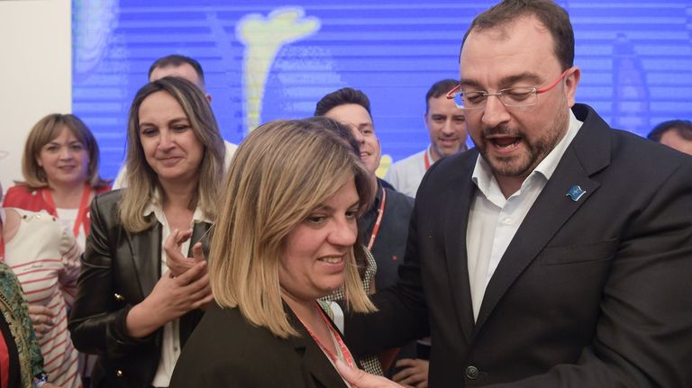 La Secretaria de Organización de la Federación Socialista Asturiana Gimena Llamedo (i) y el presidente en funciones del Principado Adrián Barbón (d) comparecen para comentar los resultados electorales