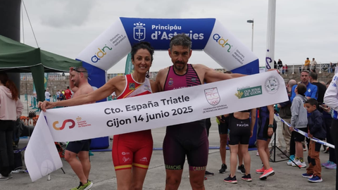 Natalia S�nchez junto al deportista David Castell�, campeones de Espa�a relevos mixtos