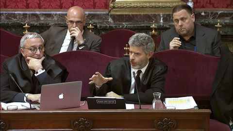El exconsejero Romeva y el exvicepresidente Junqueras, tras sus abogados en el Tribunal Supremo