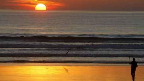 El invierno también pinta espectaculares cielos en la playa de A Lanzada