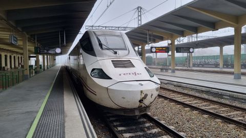 Este Alvia estaba parado en la estación de Monforte, pero no es el de Barcelona, sino que hace el trayecto Lugo-Ourense para enlazar con el AVE a Madrid