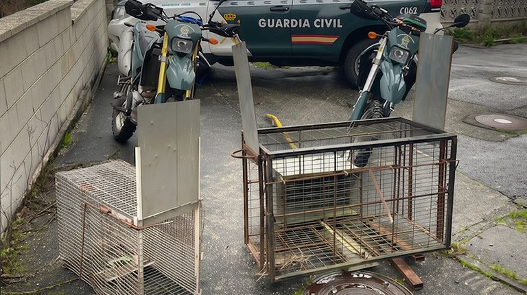 La Guardia Civil interviene en Rois dos jaulas-trampa para la captura no selectiva de animales
