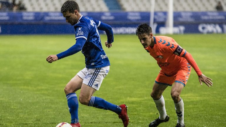Óscar Valentín presiona a Omar Ramos en el Real Oviedo-Rayo