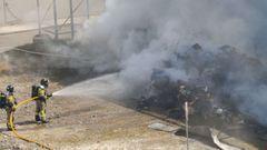 Bomberos de Gijn y del Servicio de Emergencias (SEPA) trabajan en la extincin de un incendio de grandes dimensiones que se ha declarado en torno a las 12:27 horas en la planta de fraccin resto del Consorcio de Gestin de Residuos Slidos (COGERSA) en Sern (Gijn) 