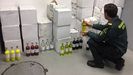 Imagen de archivo de botellas de aguardiente y licor intervenidas por la Guardia Civil en una redada.