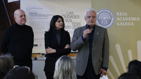 rag.O arquitecto Gonzalo Moure; a presidenta do COAG, Ruth Varela, e o presidente da RAG, Vctor Freixanes