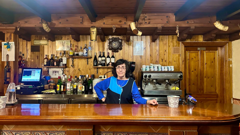 Mar�a Jes�s Miguel detr�s de la barra de La Encruceyada