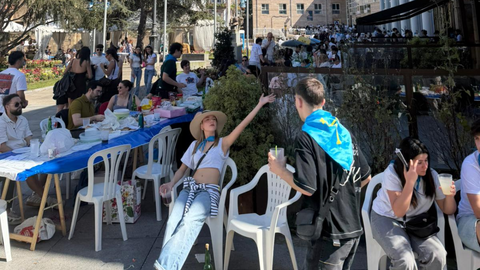 Avil�s celebra su tradicional comida en la calle