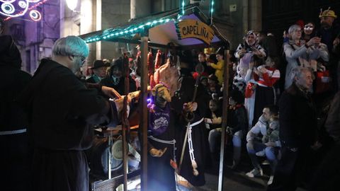 Desfile del viernes de carnaval en Ourense con entroidos tradicionales.