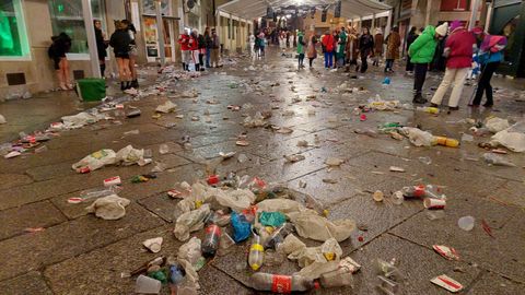 Suciedad y basura en una calle de Ourense durante la celebracin del carnaval.
