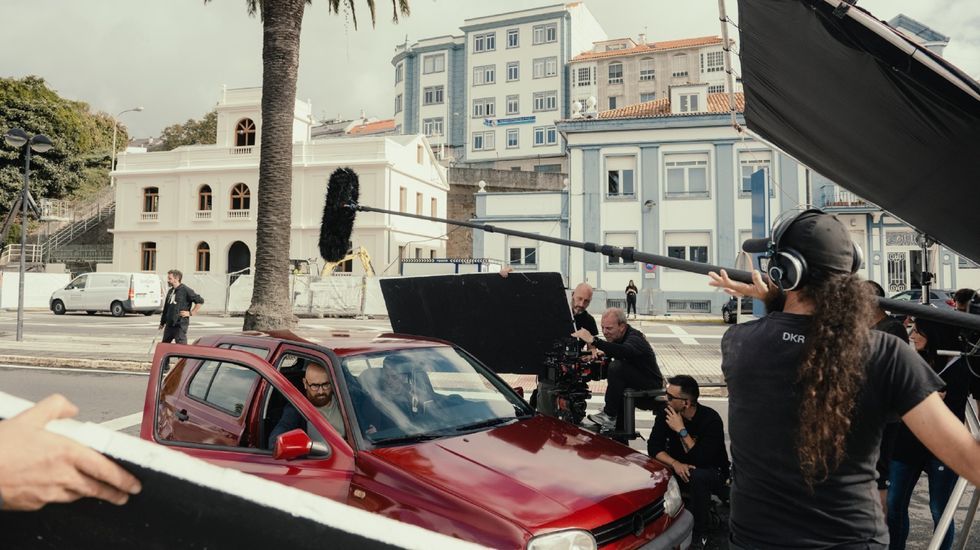 Mar de Ardora en Carnota.El actor Javier Cmara, en el Puerto, en el rodaje de la tercera temporada de la serie Rapa