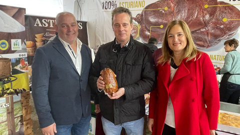 El presidente IGP Chosco de Tineo, Agust�n Men�ndez; el consejero de Medio Rural y Pol�tica Agraria, Marcelino Marcos, y la directora general de Agricultura, Agroindustria y Desarrollo Rural, Bego�a L�pez